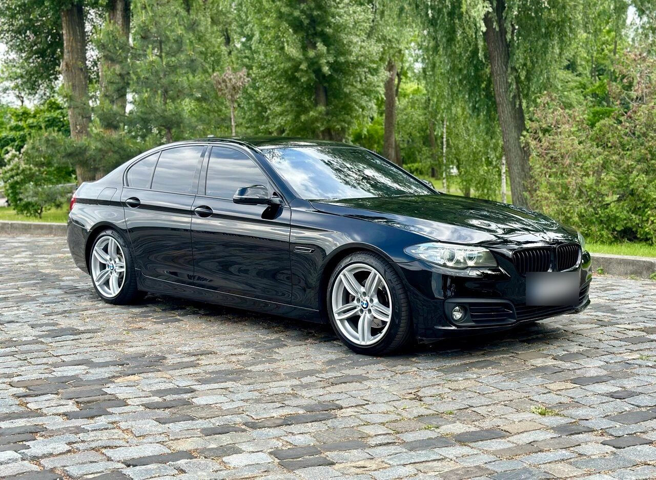 BMW 5 Series F10, чорний седан