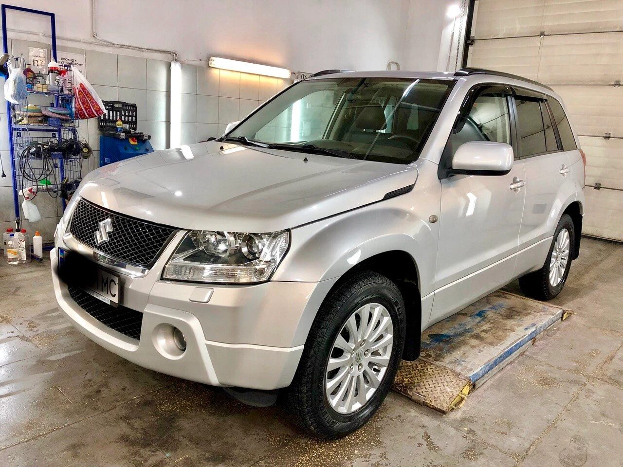 Suzuki Grand Vitara, сріблястий кросовер